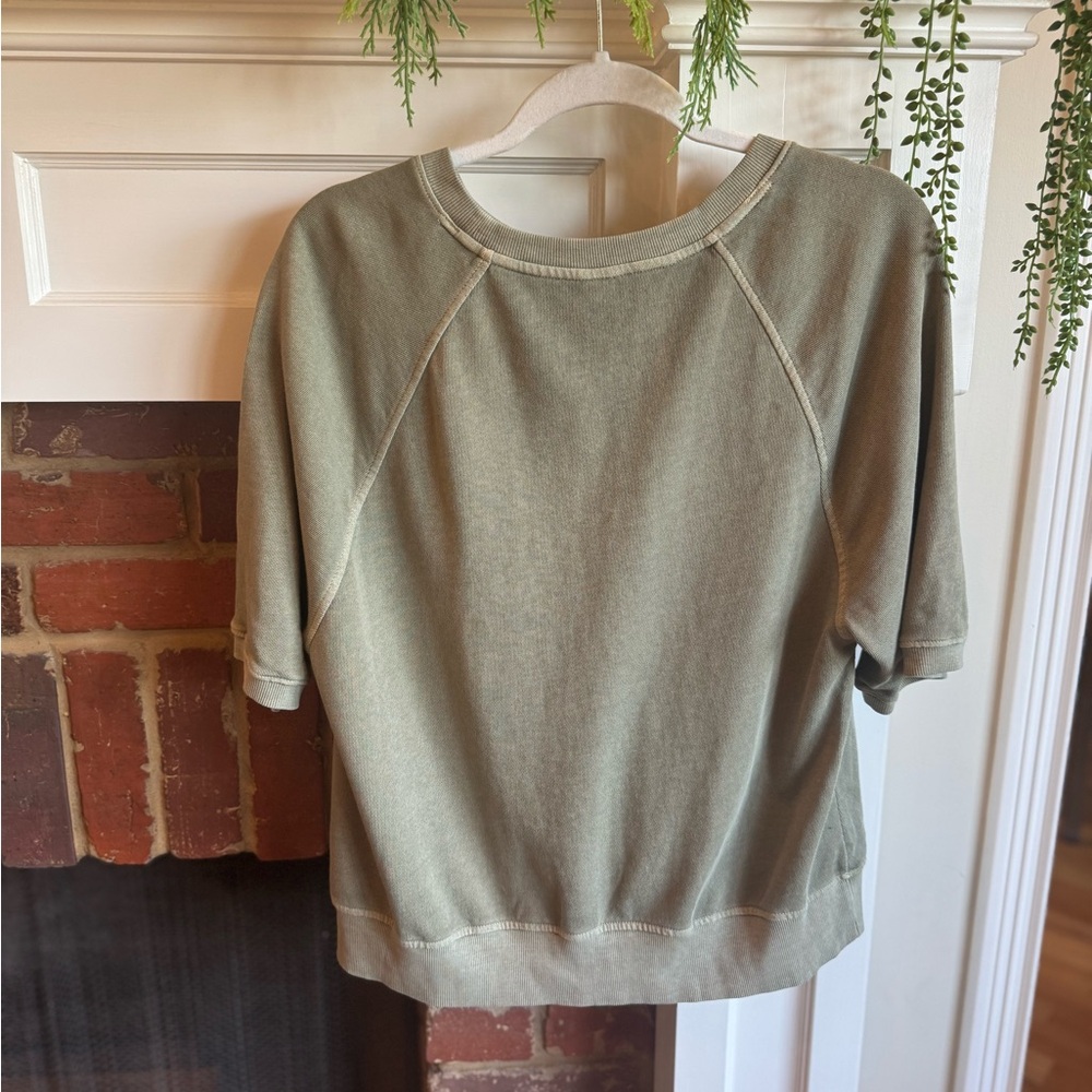 Women’s Old Navy Sage Green Short Sleeve Top - Picture 2 of 4